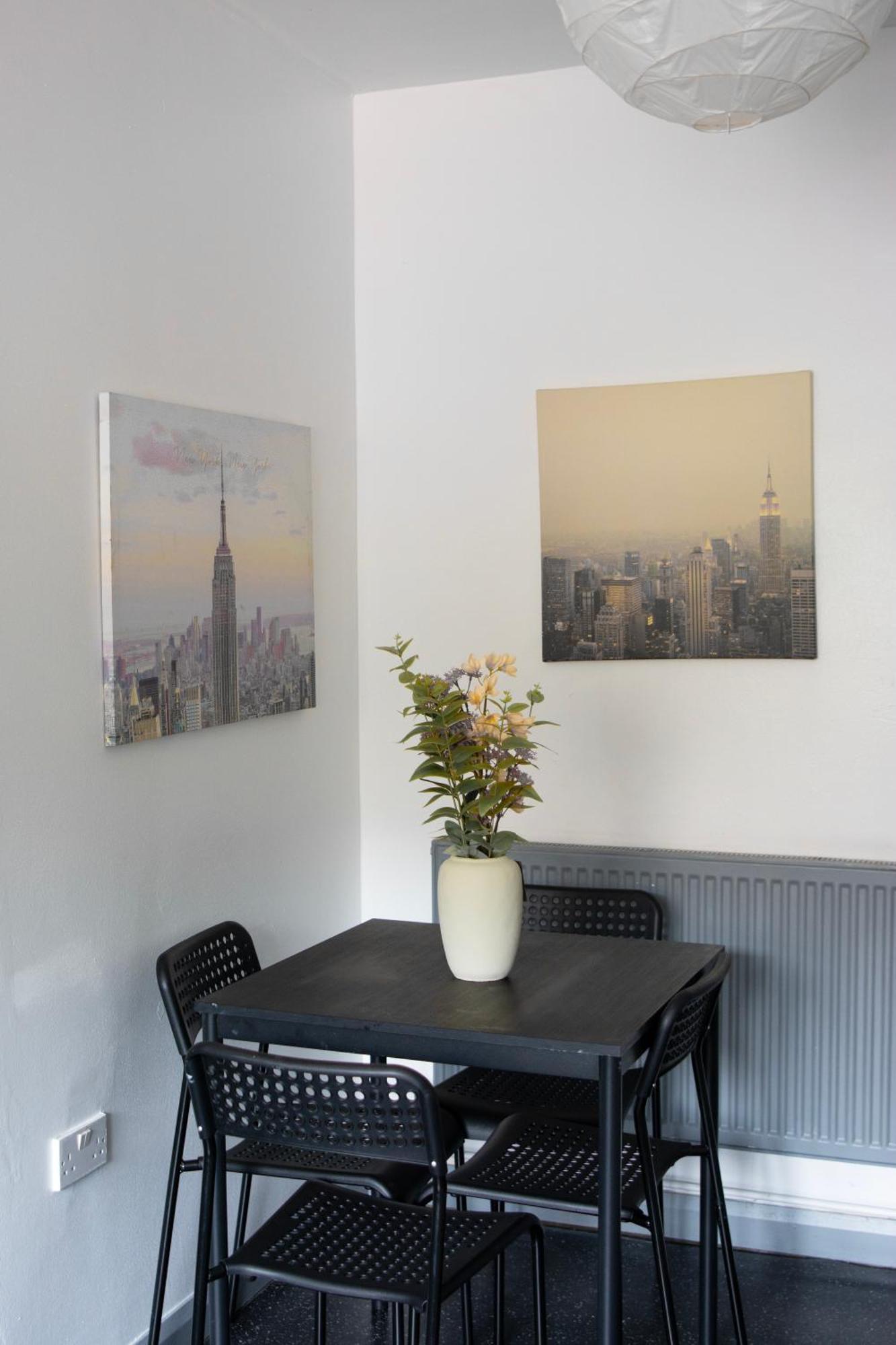 Well-Equipped 4 Bedroom House Close To City Centre リーズ エクステリア 写真