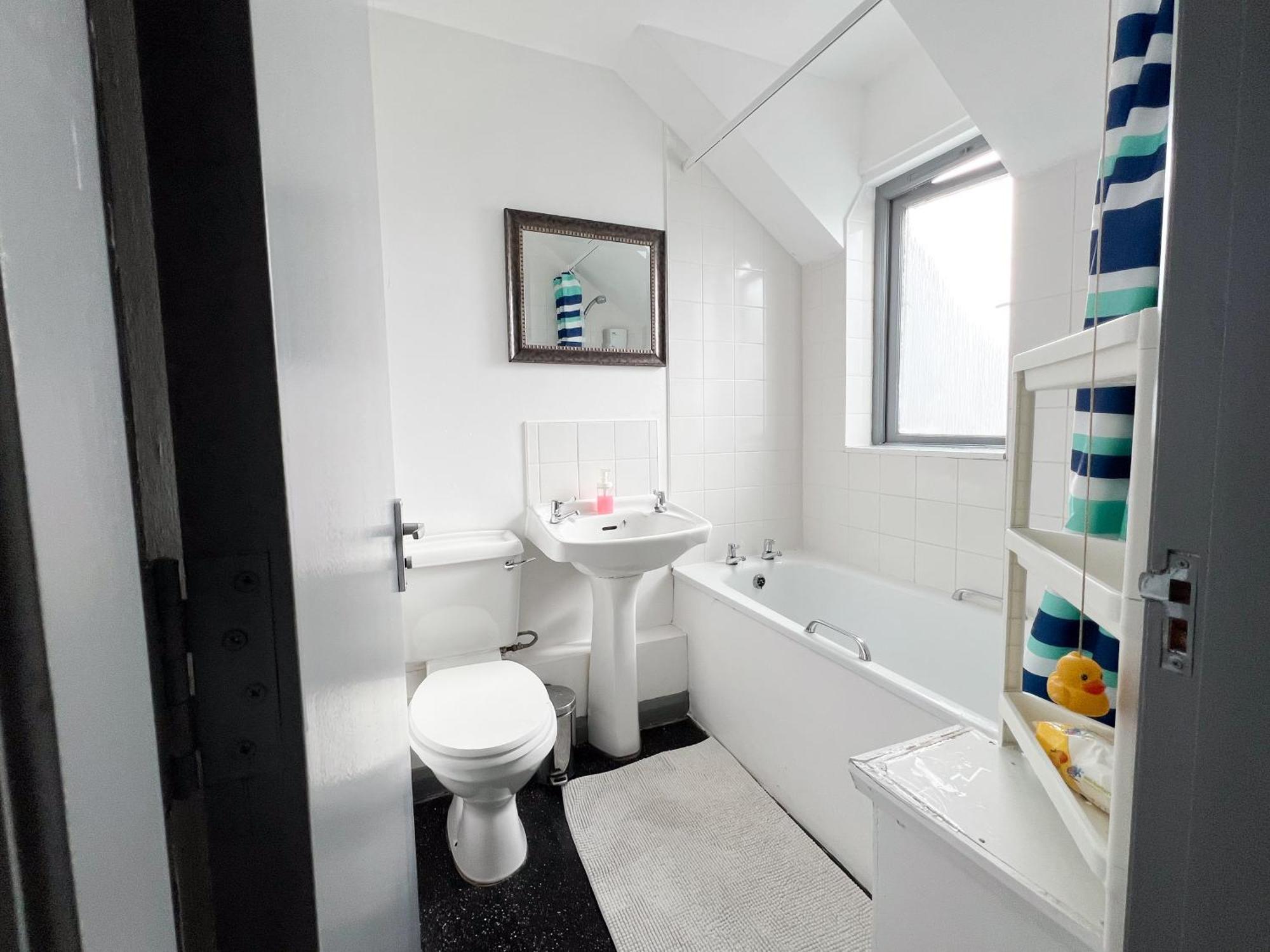 Well-Equipped 4 Bedroom House Close To City Centre リーズ エクステリア 写真