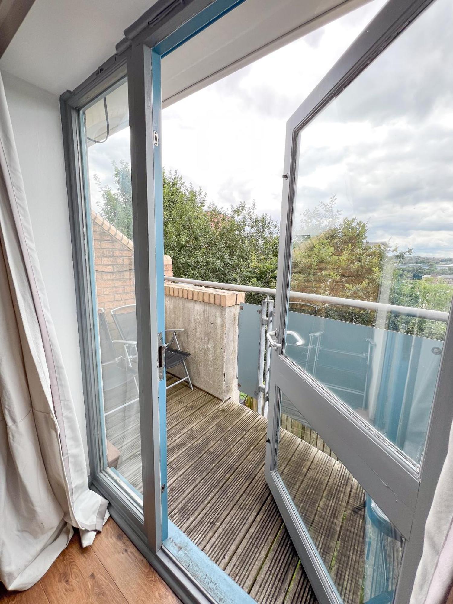 Well-Equipped 4 Bedroom House Close To City Centre リーズ エクステリア 写真